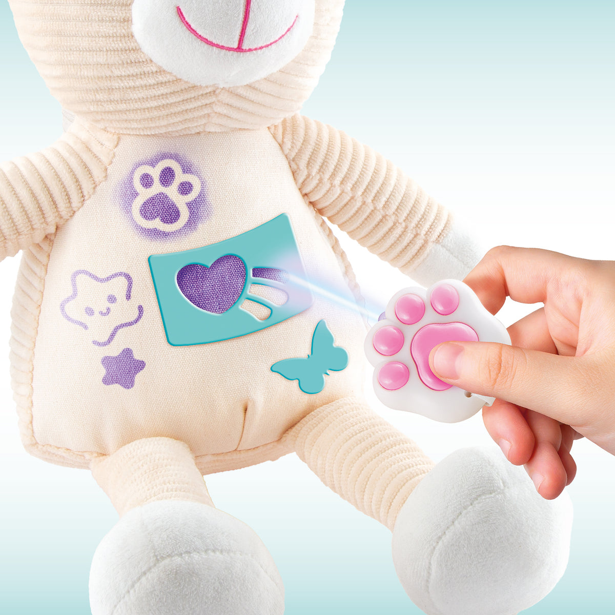 Canal Toys Magic Light Plush – Süßer Hase: Mit dem Lichtstempel wird ein Herzmotiv durch die Schablone auf dem Plüschhasen sichtbar.